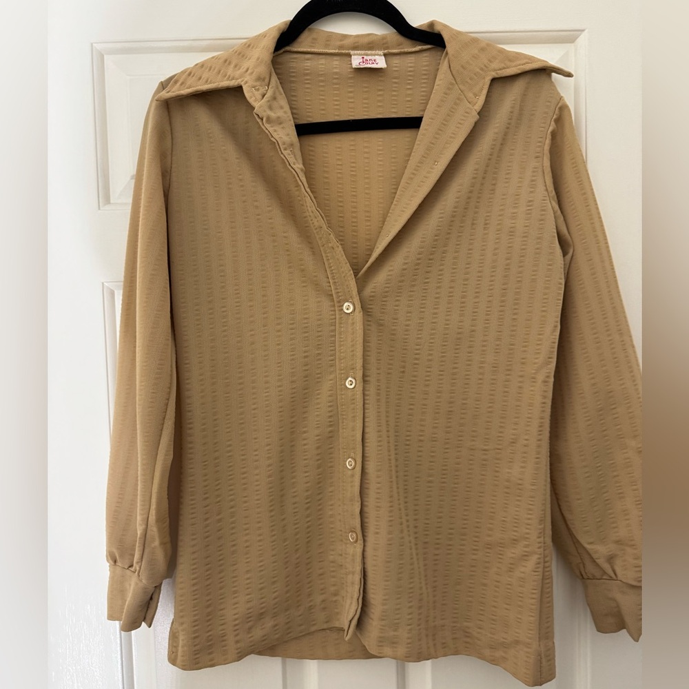 JANE COLBY vintage 1970 tan button down blouse with collar.